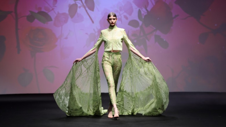 The Role of Augmented Reality in Reducing Fashion Waste